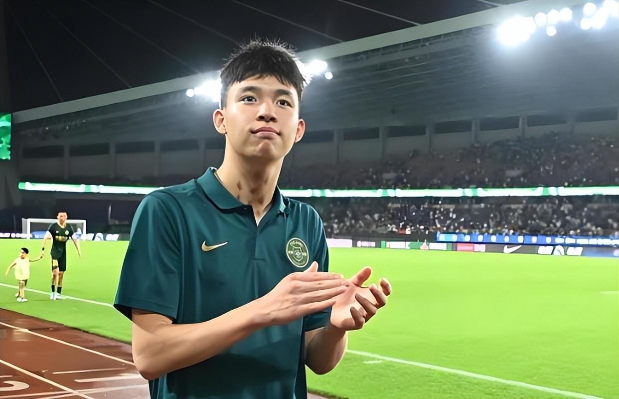 华体会官网入口注册-邵佳一离开国足后现身皇马！直接手持球队十号战袍亮相，赢得点赞